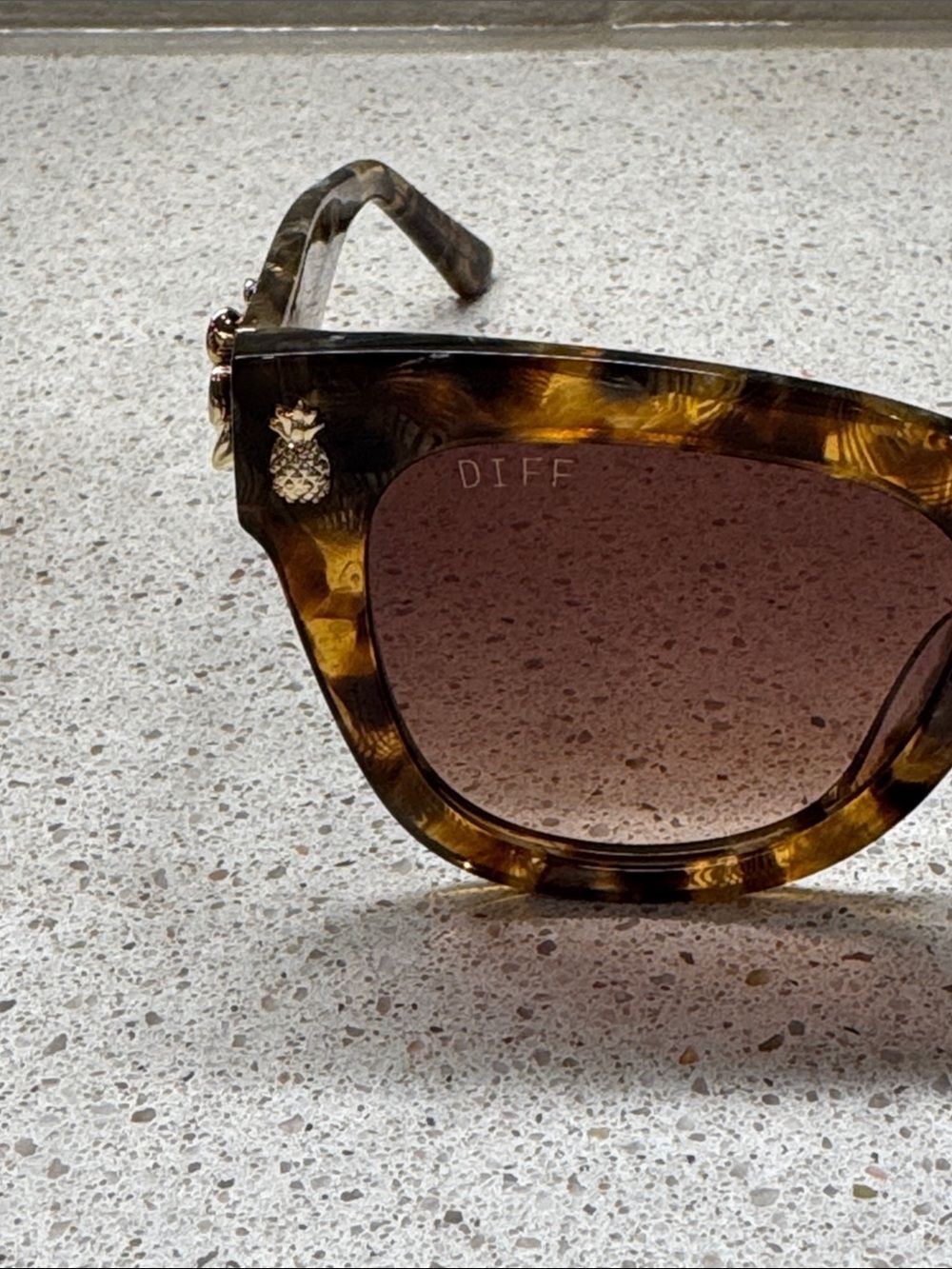 Diff Eyewear x The White Lotus Hawaii Pineapple Sunglasses with Case and Cloth - Picture 9 of 11